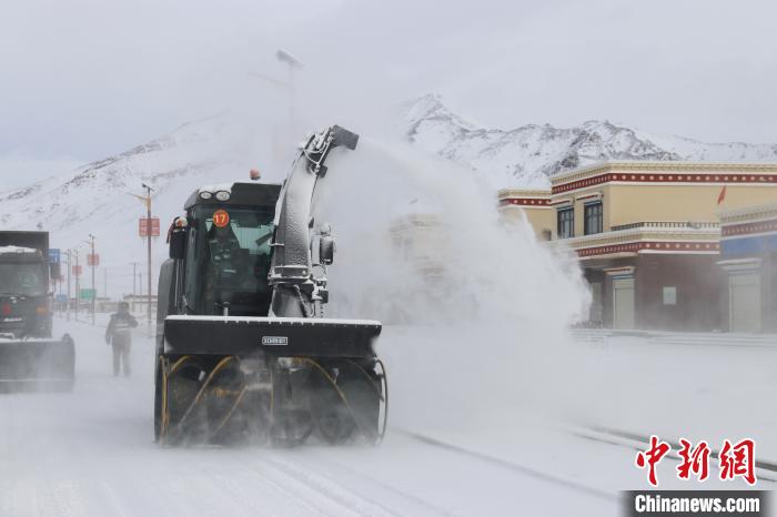 圖為該支隊官兵正在清理路面積雪?！《崦刺?攝