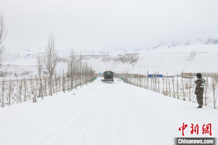 圖為救援官兵正在緊急清理路面積雪?！《崦刺?攝