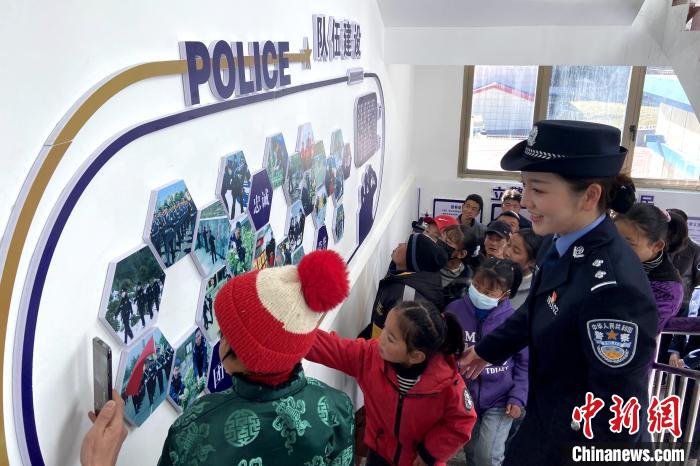 山南邊境管理支隊(duì)勒布邊境派出所舉行警營開放日活動，邀請駐地民眾進(jìn)警營，了解民警工作生活。　莊冀 攝