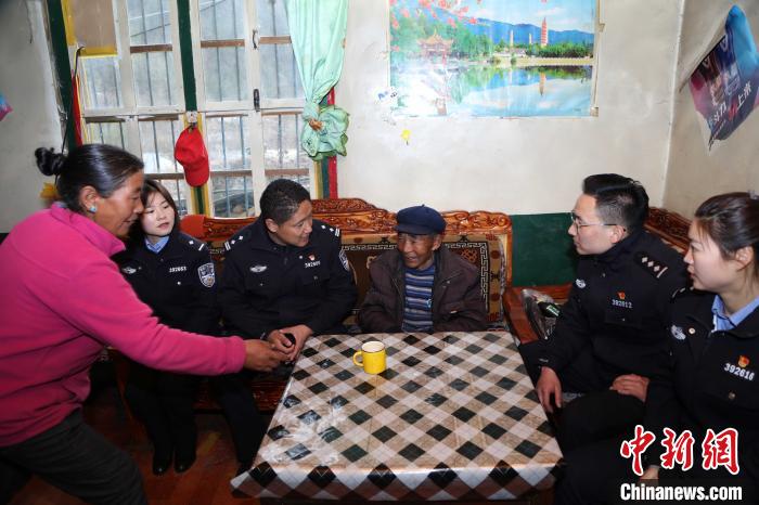 亞東出入境邊防檢查站民警走訪慰問轄區(qū)困難群眾。　張雨強(qiáng) 攝
