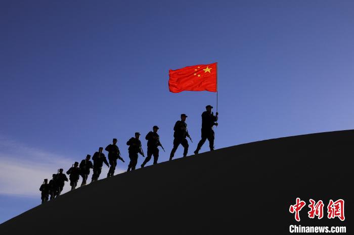 日喀則邊境管理支隊(duì)幾腳橋邊境檢查站民警在轄區(qū)開展巡邏工作?！↓埿▲P 攝