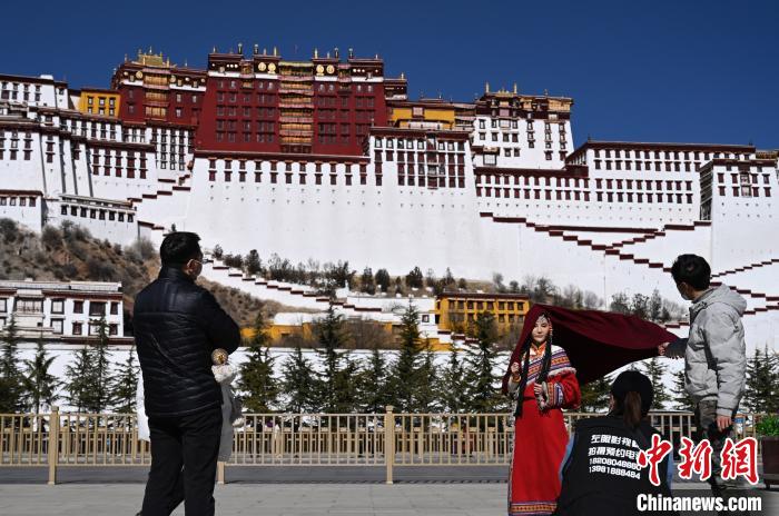 西藏?cái)M新增20條航線(xiàn)打造世人向往的旅游目的地