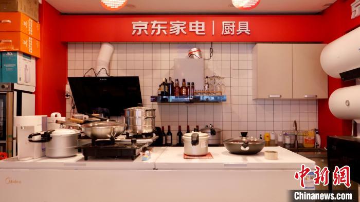 圖為店內(nèi)部分商品展示?！≈x牧 攝