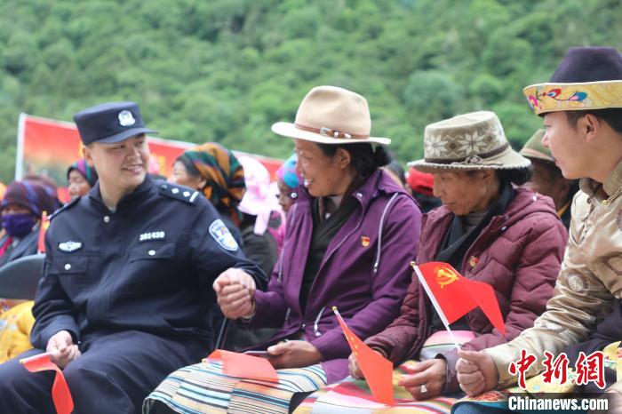 圖為李陽副所長(前排左一)與卓嘎、央宗姐妹共同參加愛國主義教育活動?！〉录?攝