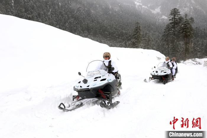 圖為雪地摩托車開路。　薛金博 攝