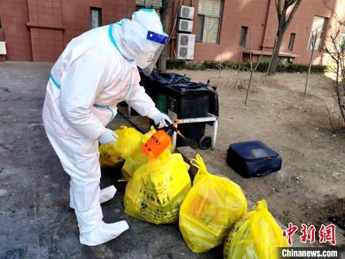 給垃圾做消殺?！¤F西區(qū)委宣傳部 攝