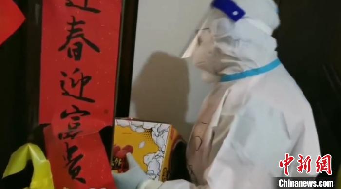 為封閉在家居民送快遞?！¤F西區(qū)委宣傳部 攝