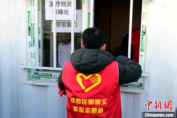 領防護用品?！¤F西區(qū)委宣傳部 攝