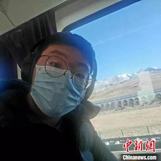 1月8日在西藏那曲開往拉薩火車上?！∈茉L者供圖 攝