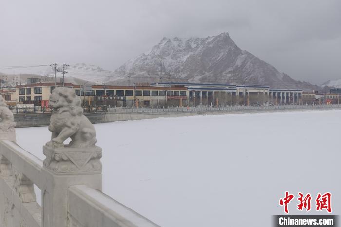 圖為2月5日傍晚時分的西藏阿里獅泉河鎮(zhèn)雪景。　王世才 攝
