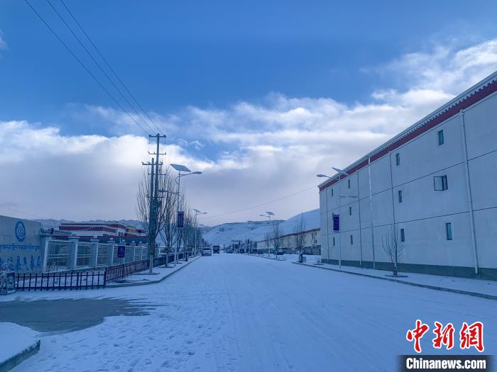 圖為西藏札達(dá)縣街道被積雪覆蓋?！?qiáng)久 攝