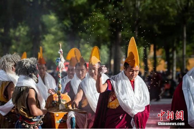 資料圖：扎什倫布寺跳神活動結(jié)束后，僧眾依次拋撒“切瑪”盒中的青稞祈福。<a target='_blank' ><p  align=