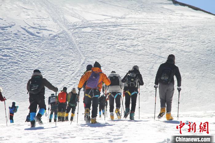 圖為2019年，普通民眾在洛堆峰體驗登雪山活動。資料圖 趙朗 攝