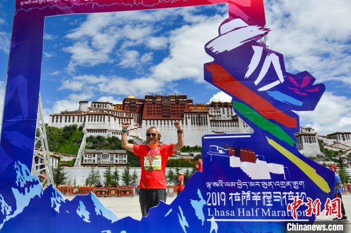 資料圖為2019年8月18日，拉薩舉行半程馬拉松賽。　江飛波 攝