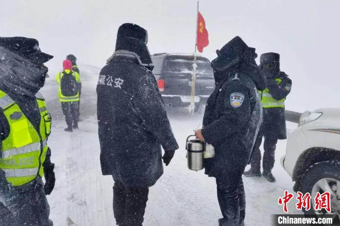 強(qiáng)降雪后，西藏安多縣警方在國道109線唐古拉山段開展除雪保通工作?！“捕嗫h公安局 供圖 攝