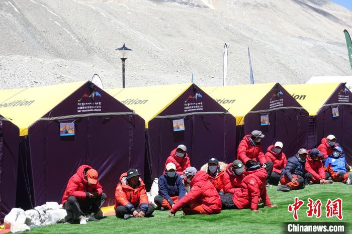 5月9日，登山隊(duì)員在珠峰北坡登山大本營(yíng)歇息。　冉文娟 攝