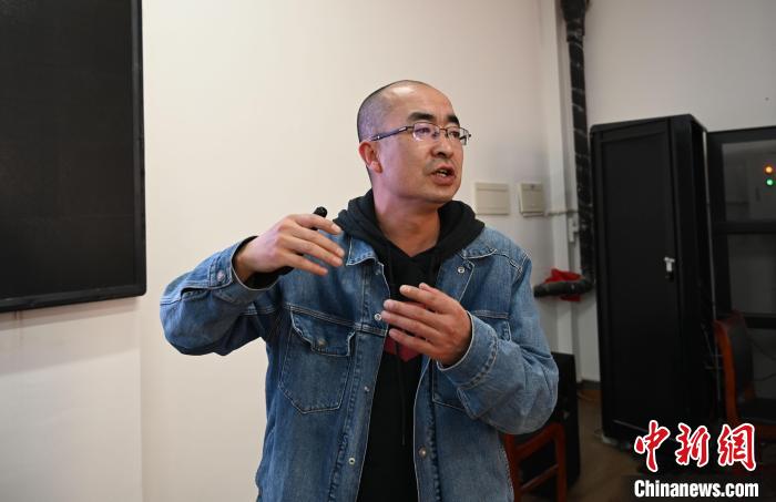 圖為西藏大學(xué)教授寧長春授課宣講。