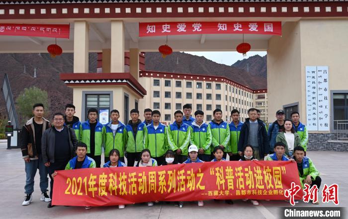 圖為部分師生與宣講團合影。