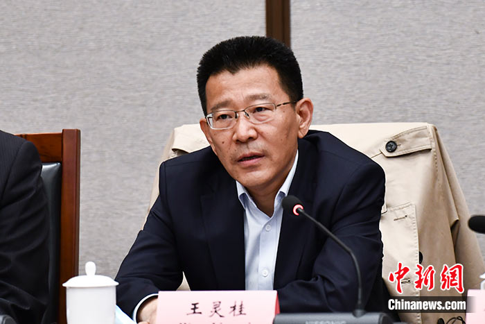 5月16日，由中國(guó)社會(huì)科學(xué)院西藏智庫(kù)、中國(guó)社會(huì)科學(xué)院民族學(xué)與人類(lèi)學(xué)研究所主辦的第五屆西藏智庫(kù)國(guó)際論壇在北京舉行。中國(guó)社會(huì)科學(xué)院副院長(zhǎng)王靈桂在致辭中表示，今年是西藏和平解放70周年，西藏人民團(tuán)結(jié)奮斗，把貧窮落后的舊西藏建設(shè)成經(jīng)濟(jì)發(fā)展、文化繁榮、社會(huì)進(jìn)步、環(huán)境良好、生活幸福的社會(huì)主義新西藏，西藏歷史上第一次徹底消滅了絕對(duì)貧困，同全國(guó)人民一起，西藏各族人民已經(jīng)走進(jìn)全面建成小康社會(huì)的新時(shí)代，進(jìn)入歷史發(fā)展的新坐標(biāo)。 <a target='_blank' ><p  align=