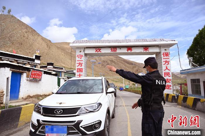 圖為移民管理警察示意司機停車接受檢查?！≮w朗 攝