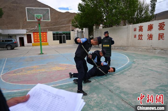 圖為移民管理警察進行警務技能考核?！≮w朗 攝