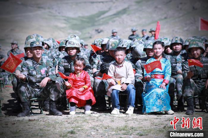 圖為駐地小朋友參加此次活動(dòng)。　 普布扎西 攝
