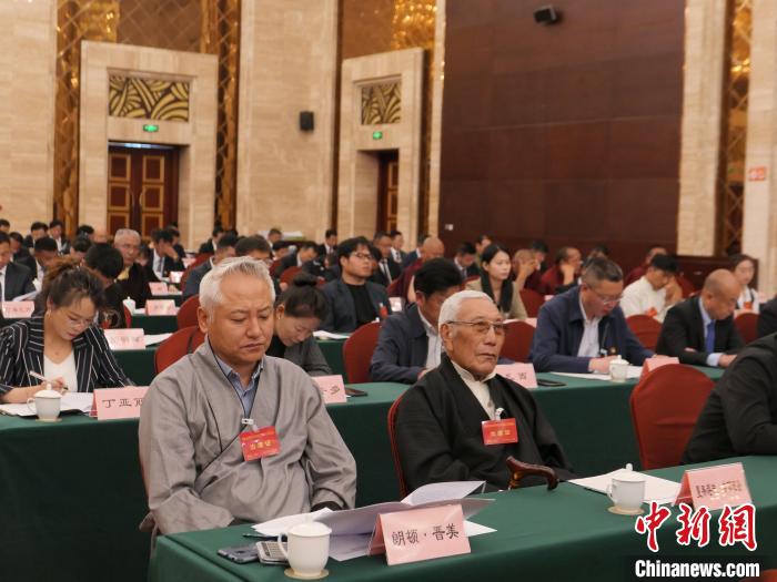 圖為西藏自治區(qū)各族各界慶祝中國(guó)共產(chǎn)黨成立100周年座談會(huì)現(xiàn)場(chǎng)?！≈x牧 攝