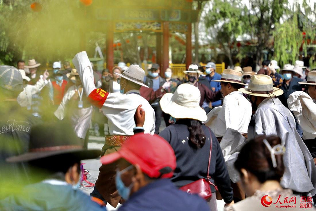 拉薩市民在宗角祿康公園跳鍋莊舞。人民網(wǎng) 次仁羅布攝