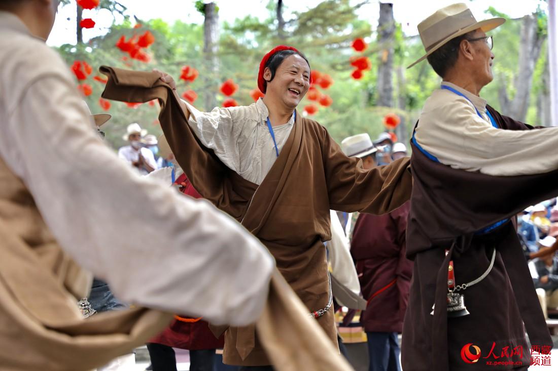拉薩市民在宗角祿康公園跳鍋莊舞。人民網(wǎng) 次仁羅布攝