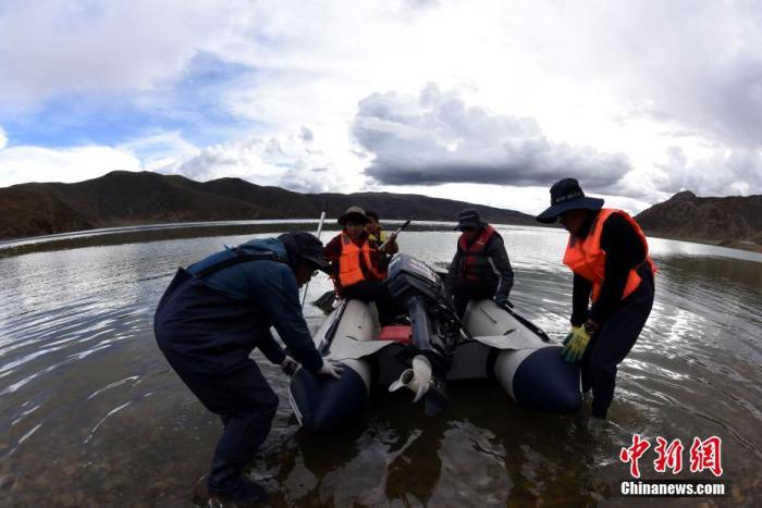 圖為科考隊(duì)員準(zhǔn)備乘快艇前往浪錯(cuò)湖中心開(kāi)展科考作業(yè)。 <a target='_blank' ><p  align=