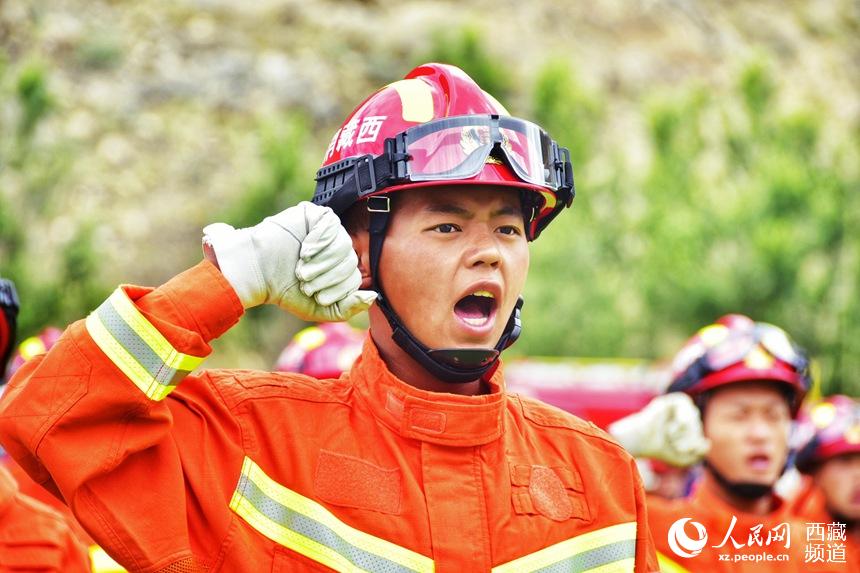 消防指戰(zhàn)員重溫入隊誓詞。人民網(wǎng) 李海霞 攝
