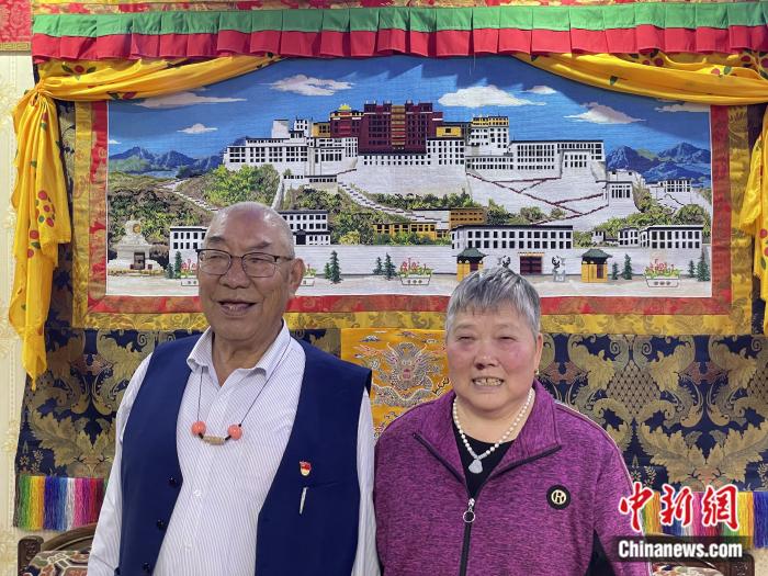 甲央曲培和杜應芳在家中。彭寧鈴 攝