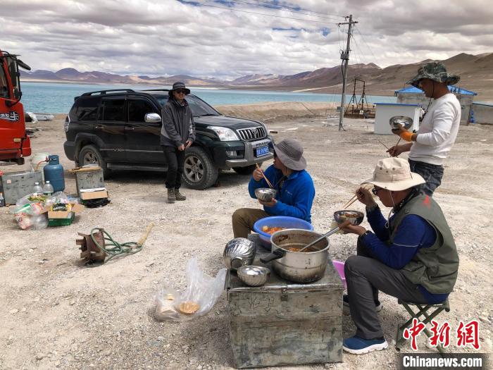 在“世界屋脊”上作業(yè)，中國科考隊員衣、食、住、行有何特色？