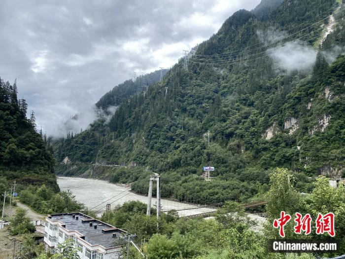 險(xiǎn)山急流中的兩座橋。彭寧鈴 攝