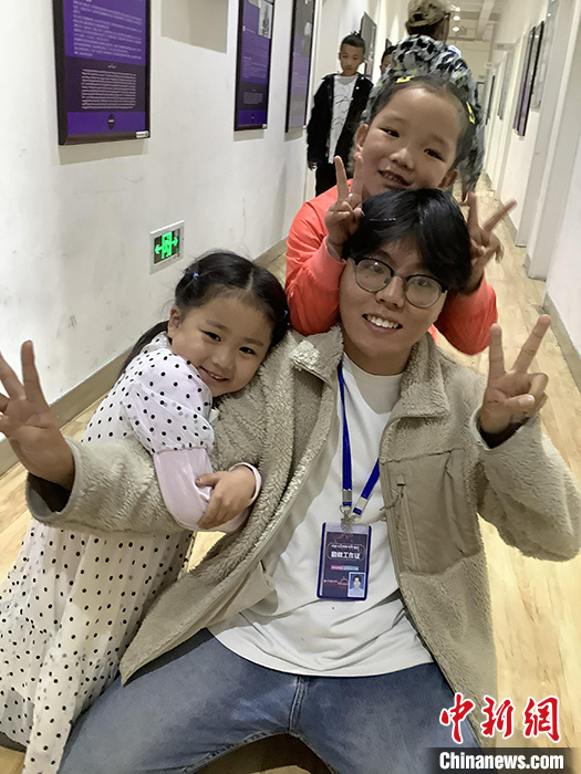 “Z世代”旦真旺加認(rèn)為，拉薩是一座開放與包容的城市，記憶中的拉薩是彩色的。2021年，旦真旺加從浙江大學(xué)漢語言文學(xué)專業(yè)畢業(yè)后，他選擇回到拉薩，成為一名漢語文實(shí)習(xí)助教。圖為8月4日，旦真旺加在課間陪學(xué)生玩耍。 <a target='_blank' ><p  align=