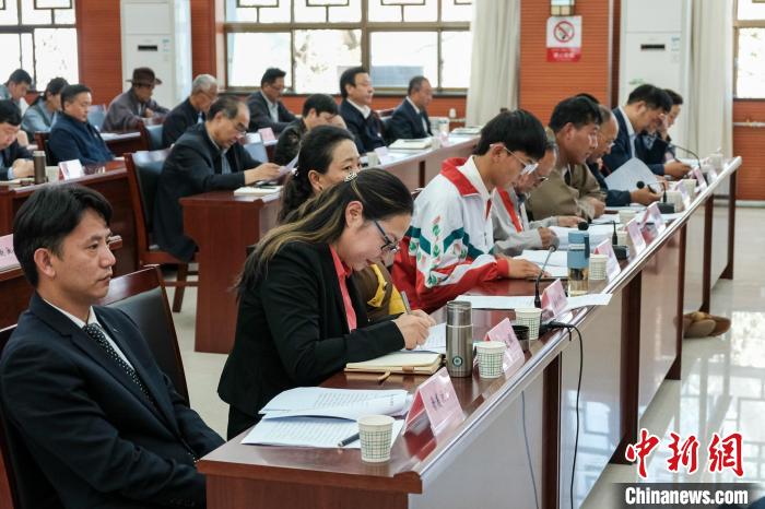 圖為8月10日座談會(huì)現(xiàn)場(chǎng)，左一為歸國定居藏胞晉美次旦?！〗w波 攝