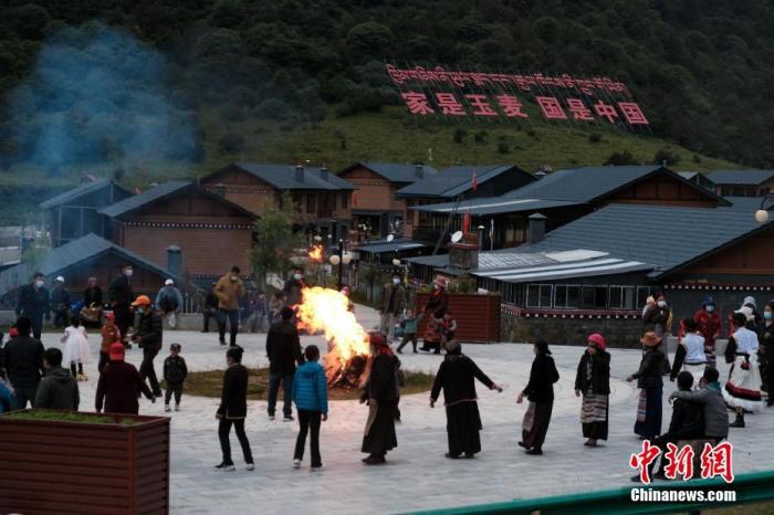 圖為8月5日，玉麥鄉(xiāng)民眾在鄉(xiāng)里跳鍋莊舞，從前的“三人鄉(xiāng)”熱鬧起來(lái)了。 <a target='_blank' ></p><p  align=