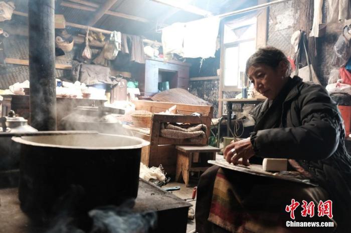 圖為8月6日，60歲的卓嘎在玉麥鄉(xiāng)牧場(chǎng)放牧點(diǎn)制作奶渣。 <a target='_blank' ></p><p  align=
