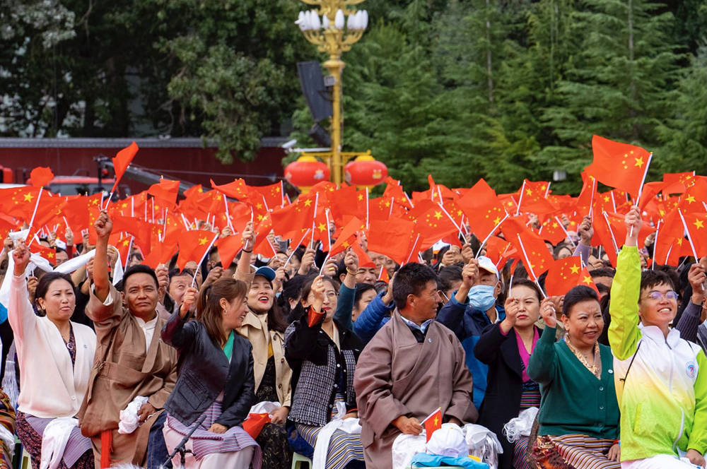 8月19日10時(shí)，慶祝西藏和平解放70周年大會(huì)在拉薩市布達(dá)拉宮廣場隆重舉行。徐馭堯 攝