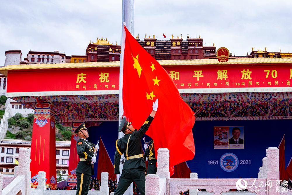 8月19日10時(shí)，慶祝西藏和平解放70周年大會(huì)在拉薩市布達(dá)拉宮廣場隆重舉行。這是大會(huì)舉行升旗儀式。徐馭堯 攝