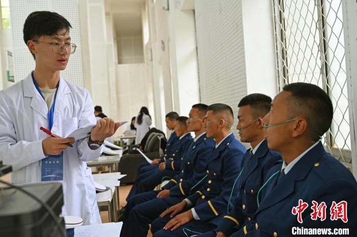 圖為研究團(tuán)隊(duì)成員登記消防員信息。　趙朗 攝