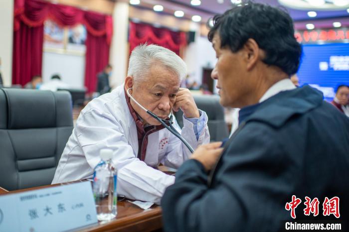 圖為專家團隊在日喀則市開展義診活動?！〉┰雠?攝