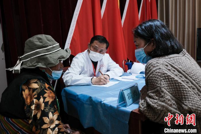 北京大學第一醫(yī)院教授、主任醫(yī)師霍勇在義診現(xiàn)場接診?！〗w波 攝