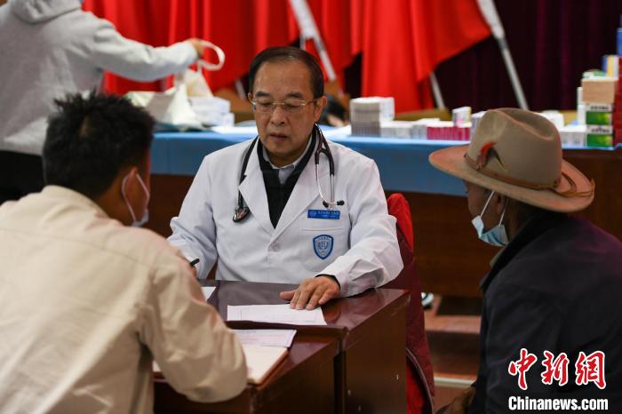 北京大學人民醫(yī)院心臟中心副主任、博士生導師王偉民為農(nóng)牧民問診?！〗w波 攝