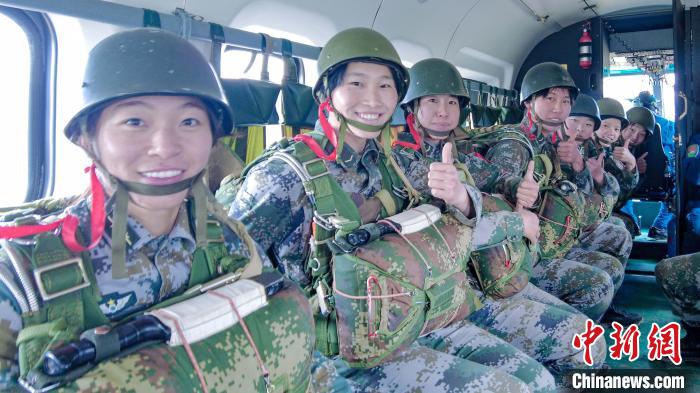 圖為女兵們在直升機上準備跳傘?！⊥跏鰱| 攝