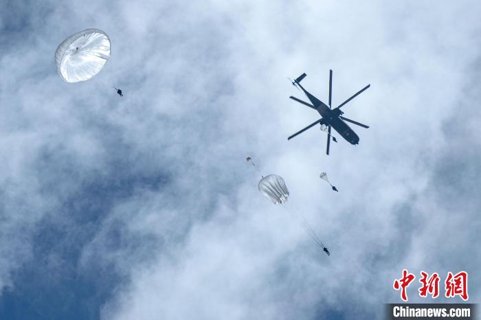圖為傘降女兵在空中開傘?！⊥跏鰱| 攝