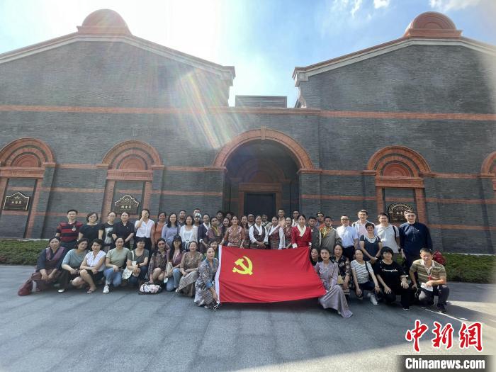 參觀中共一大、二大會址，學(xué)員們回顧了中國共產(chǎn)黨百年大黨的革命歷程?！∪A東師大供圖