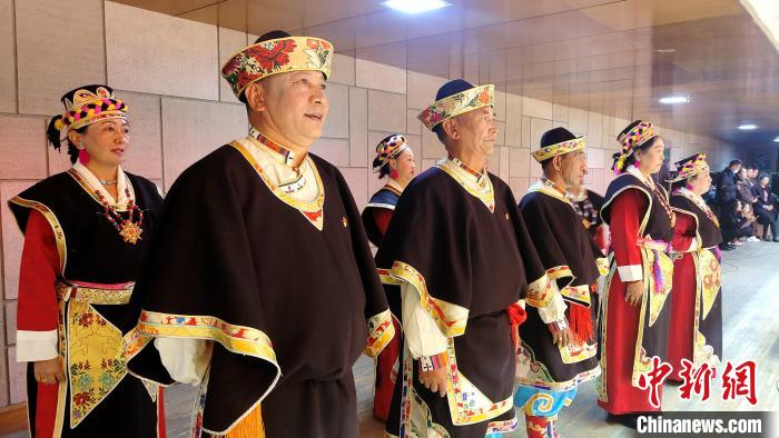 圖為西藏老年舞蹈隊(duì)在后臺(tái)準(zhǔn)備上場?！∝暽＠?攝