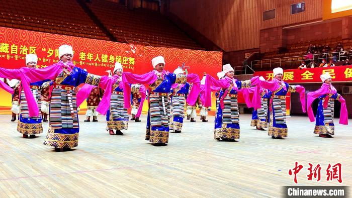 圖為西藏老年舞蹈隊(duì)伍齊跳傳統(tǒng)鍋莊舞?！∝暽＠?攝