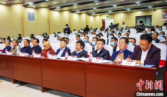 圖為與會(huì)專家學(xué)者聽會(huì)?！钪覍?攝